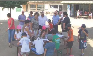  ?? (Photo J.-J. S.) ?? La députée Valérie Gomez-Bassac auprès des enfants du centre de loisirs, en présence des élus municipaux.