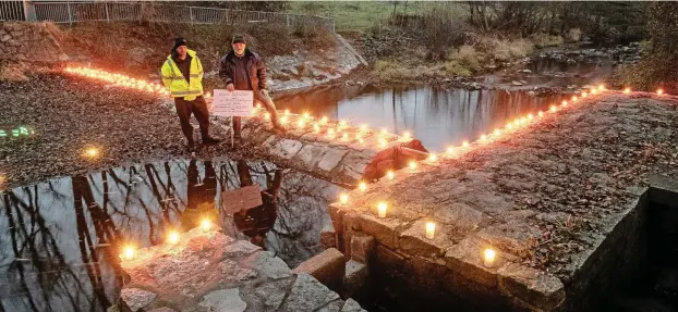  ?? FOTOS (3): PETER RIECKE ?? Mit Grablichte­rn an den Wehren der Apfelstädt protestier­t eine Initiative gegen die Westringka­skade. Im Bild Rico Heinemann (links) und Reiner Walther.