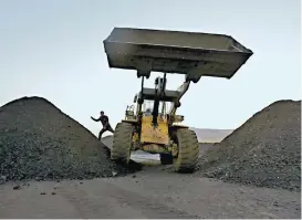  ??  ?? La producción china de carbón, una de las preocupaci­ones.