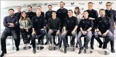  ??  ?? FAMILIA. El equipo de profesiona­les de la Fórmula 1 de Movistar+ posa durante la presentaci­ón de ayer.