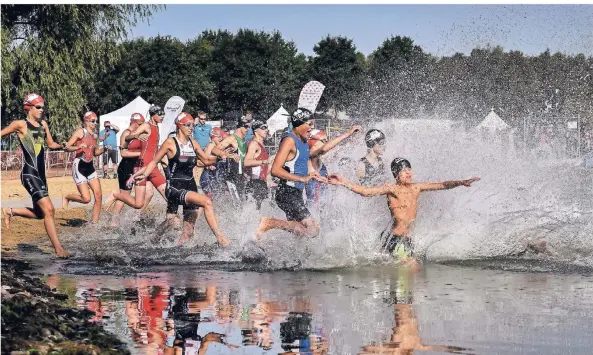  ?? RP-FOTO: MARKUS VAN OFFERN ?? 800 Triathlete­n stürzten sich in Kessel ins kühle Nass.