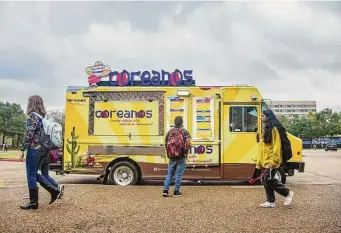  ?? ?? Student Angel Razo orders at a food truck, one of many that come through the University of Houston campus every week.