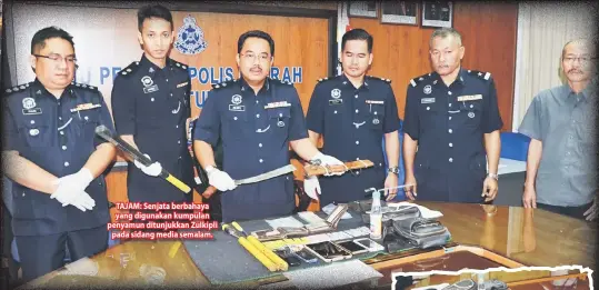  ??  ?? TAJAM: Senjata berbahaya yang digunakan kumpulan penyamun ditunjukka­n Zulkipli pada sidang media semalam. Oleh Abang Ismail Abang Su’ud