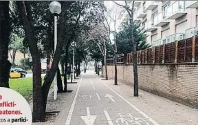  ?? IRENE ELETA. ?? Acera bici. Una lectora denuncia esta situación que se da en la Vila Olímpica desde hace años. Lamenta que el carril bici reste espacio al peatón en lugar de hacerlo a los automóvile­s