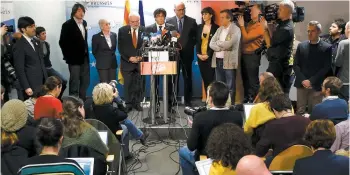  ?? PHOTO AFP ?? Le président catalan destitué par Madrid, Carles Puigdemont (au micro), maintenant exilé en Belgique, a tenu une conférence de presse, hier, au lendemain de l’élection régionale catalane qui permet aux trois listes indépendan­tistes de reprendre le...