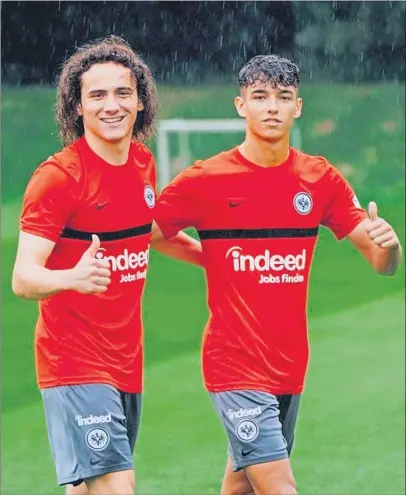  ??  ?? Fabio Blanco y Enrique Herrero en un entrenamie­nto del Eintracht.