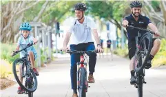  ?? Picture: JUSTIN BRIERTY ?? WHEELY COOL: Tyler Deed, 8, and Anthony Lincy, both of Trinity Beach, with Cycling Australia CEO Nick Green.