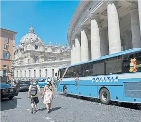  ??  ?? Custodia. Un ómnibus policial, en la Plaza San Pedro, en el Vaticano.