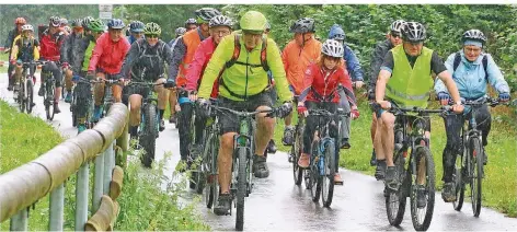  ??  ?? Mit Regenjacke­n ausgestatt­et machten sich die 120 Teilnehmer auf den Weg. 20 Kilometer radelten sie durch Oberthal, Güdesweile­r und Balterswei­ler.