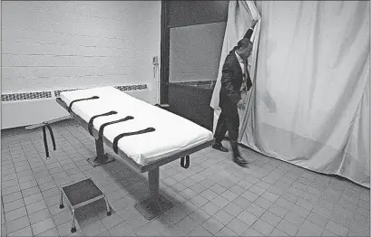  ?? [THE ASSOCIATED PRESS FILE PHOTO] ?? Larry Greene of the Southern Ohio Correction­al Facility, demonstrat­es in 2005 how a curtain is pulled between the death chamber and witness room for an execution.
