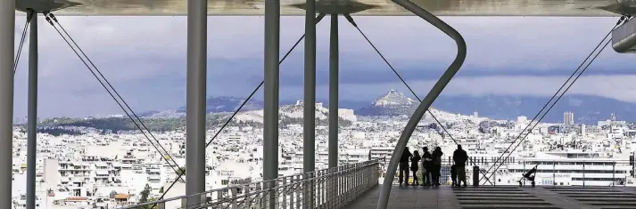  ?? FOTOS: DPA ?? Imposanter Blick vom neuen Stavros Niarchos Foundation Culture Center, kurz SNFCC, das mit dem Taxi 15 Minuten vom Kerameikos-Viertel entfernt ist, auf Athen und die umliegende­n Hügel.