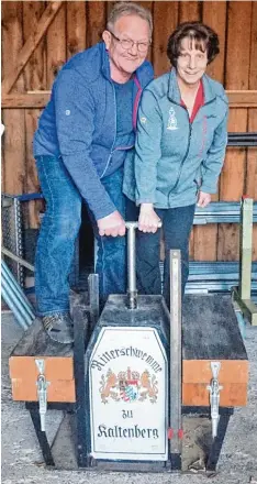  ?? Foto: Hieronymus Schneider ?? Diese drei Urgesteine genießen jetzt ihren Ruhestand. Josef und Rosemarie Riedl mit dem ersten 520 Pfund schweren Vereinsste­in.