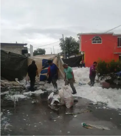  ?? FRANCISCO VILLEDA ?? En Tezontepec, colocaron costales y lonas para impedir que agua residual y espuma del río se desbordara.