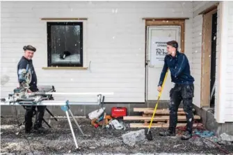  ?? ?? God stemning på arbeidspla­ssen. Frank Åsland til venstre, Torstein Risdal Hannås til høyre.