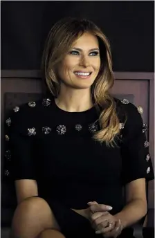  ??  ?? COME LA FIRST LADY Melania Trump, 47 anni, moglie di Donald Trump, è l’ideale femminile del «Melania Makeover», pacchetto di operazioni chirurgich­e estetiche.