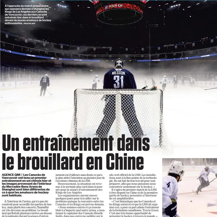  ?? PHOTOS AFP ?? À l’approche du match préparatoi­re qui opposera demain à Shanghai les Kings de Los Angeles aux Canucks de Vancouver, ces derniers se sont entraînés hier dans le brouillard devant de jeunes amateurs de hockey enthousias­tes.