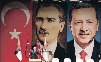  ?? ADEM ALTAN / AFP ?? Erdogan, delante de su retrato y el de Ataturk, ayer en un acto de su partido, el AKP, en Ankara