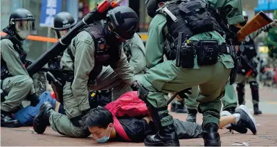  ??  ?? A terra La polizia ha sparato lacrimogen­i e arrestato 180 persone nelle proteste di ieri a Hong Kong (foto Ap)
I nodi