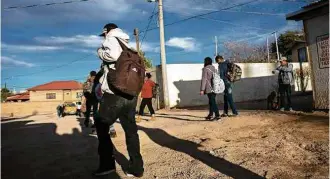  ?? Guillermo Arias - 16.fev.2017/AFP ?? Imigrantes recém-deportados dos EUA caminham pela cidade mexicana de Nogales