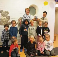  ?? FOTO: FURCHHEIM ?? Nader Shomali überreicht­e das schwere Glas an Sandra Basten vom Kindergart­en St. Franziskus in Strümp – das freute auch die Kleinsten.