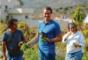  ?? Foto: BR, megaherz Gmbh ?? Tom Franz zu Gast beim jüdisch-arabischen Paar Michal Baranes und Yakub Barhum. Die Dokumentat­ion „The Taste of Israel“zeigt, welche Gerichte es im Land gibt.