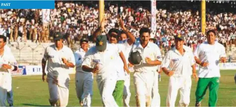  ?? Courtesy: The Hindu ?? PAST Chennai crowd gives a standing ovation to the Pakistani team after they defeated India in a Test match in 1999.