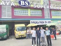  ??  ?? DIBUKA: Justin (kiri sekali) merakamkan gambar kenangan bersama Pengurus Besar BS Supermart Sdn Bhd, Chang Eng Kiat (dua kiri) dan Pemilik BS Supermart Sdn Bhd, Lai Boon Seng (dua kanan) semasa perasmian pembukaan cawangan Pasar Raya BS Supermart di...