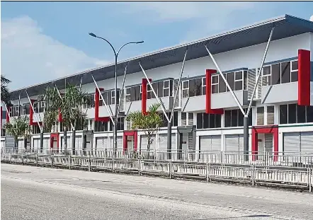  ??  ?? The trendy TF39 shop offices at Bandar Machang Bubok, a masterpiec­e by TF Land Sdn Bhd.