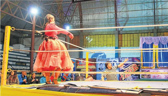  ?? Picture: Sediqa Khatieb ?? GIRL WANTS A RING A Cholita awaits her opponent during a match at El Alto’s Multifunct­ional Centre .