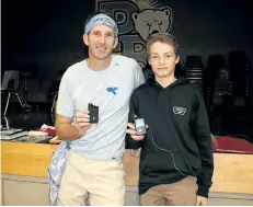  ?? KRIS DUBE/SPECIAL TO POSTMEDIA NEWS ?? Olympic rower Chris Jarvis and Centennial Secondary School student Sam DiMarco at Peace Bridge Public School on Tuesday. Jarvis and DiMarco, both Type 1 diabetics, visited several schools in Niagara on Tuesday for World Diabetes Day.