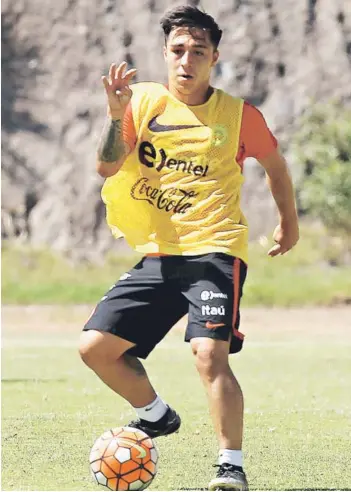  ?? FOTO: ALVARO INOSTROZA/ANFP ?? Carreño controla el balón en una práctica de la Sub 20.