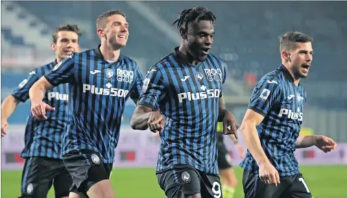  ??  ?? Duván Zapata celebra con sus compañeros de la Atalanta el primer gol de los cuatro que el equipo de Bérgamo marcó ayer al Nápoles.