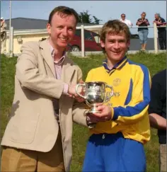  ??  ?? Paul Fortune receiving the trophy from Noel Sweeney (Bank of Ireland).