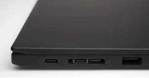  ??  ?? Op de Lenovo ThinkPad X1 Carbon (G8) zit naast de USB-C-aansluitin­gen een propriëtai­re LAN-poort.