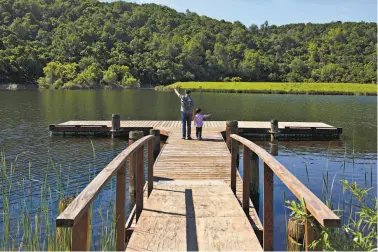  ?? Santiago Mejia / The Chronicle ?? Palo Alto residents Yi Zhang and his son Patrick, 4, visit Foothills Park in April.