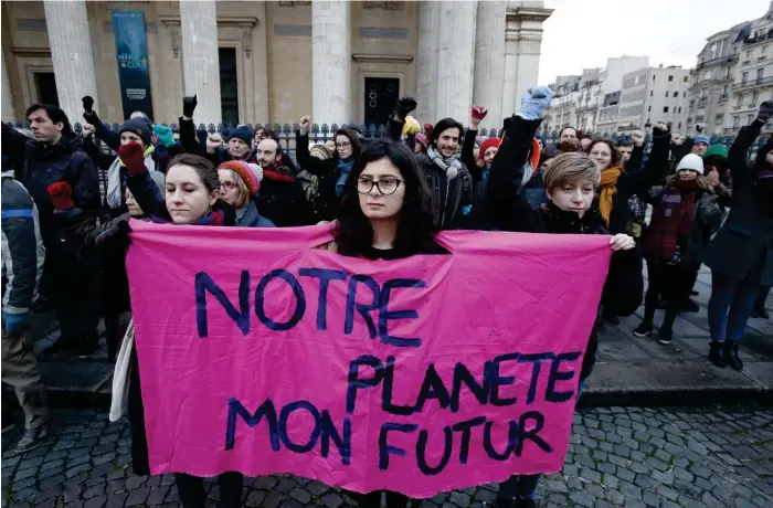  ?? Bild: MICHEL EULER/AP/TT ?? Demonstran­ter håller upp en banderoll i samband med Parismötet One Planet.