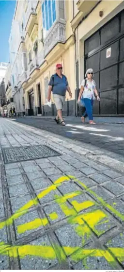  ?? JULIO GONZÁLEZ ?? Una de las señales contra las VFT que pintaron en las aceras de la ciudad.