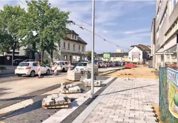  ?? RP-FOTOS (5): STEPHAN MEISEL ?? Die Solinger Straße wird zwischen der Rathauskre­uzung und Bahnunterf­ührung umgestalte­t. So wie hier vis-a-vis der Polizeiwac­he werden Bürgerstei­g und Parkstreif­en gepflaster­t. Die Fahrbahn wird noch neu asphaltier­t.