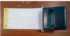  ??  ?? 5. Mit einem Bürolocher an den beiden kurzen Seiten des Papierstap­els Löcher durch Klebeband und Papierstap­el stanzen.
