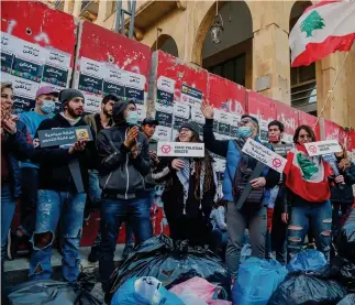  ??  ?? Ancora proteste. Un gruppo di studenti davanti al parlamento di Beirut riempiono la strada di sacchi della spazzatura: chiedono una riforma della legge elettorale
EPA