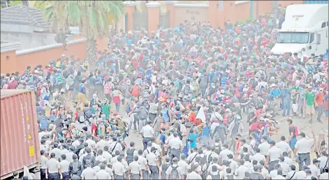  ?? — AFP file photo ?? Security forces block migrants who arrived in caravan from Honduras on their way to the US, in Vada Hondo, Guatemala.