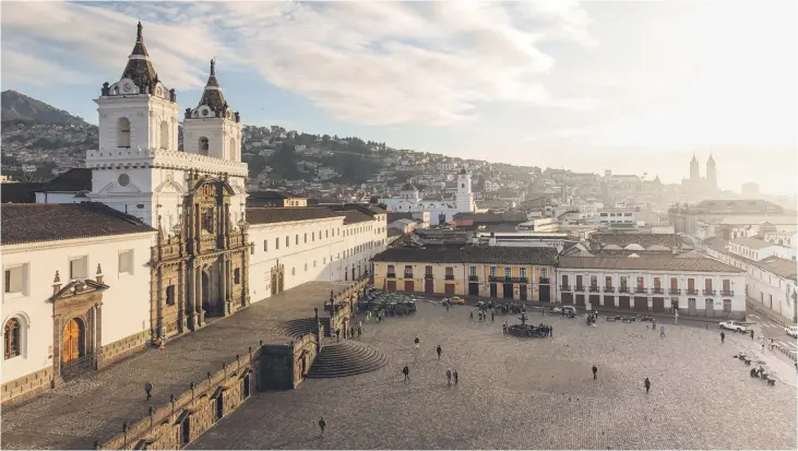  ??  ?? La plaza de San Francisco, en Quito. A la izquierda, la iglesia de San Francisco y su convento, el edificio colonial más grande de la capital ecuatorian­a.