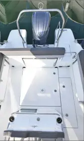  ??  ?? Pour la première fois sur un Cap Camarat, la banquette arrière se replie, libérant beaucoup d’espace dans le cockpit.