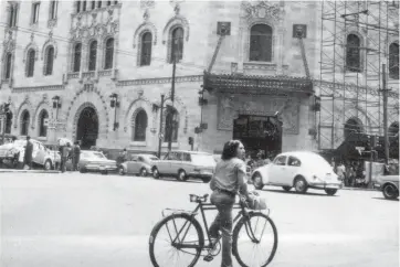  ??  ?? La bicicleta ha sido una de las principale­s herramient­as de trabajo para las personas que se dedican a hacer encargos y repartir paquetes.