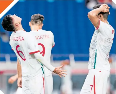  ??  ?? Víctor Loroña (6) tuvo la oportunida­d de empatar el partido con un remate de cabeza en los minutos finales.