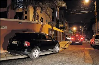  ?? ÁLEX LIMA / EXPRESO ?? Los carros ubicados en las veredas generan incomodida­d a los peatones y que la calle se haga más estrecha.