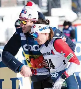  ??  ?? Øystein Andersen støtter Heidi Weng etter at hun skadet en finger under sprinten i italienske Val Müstair i januar. FOTO: NTB SCANPIX