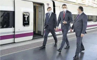  ??  ?? MEDITERRÁN­EO
Ximo Puig, Pedro Sánchez y José Luis Ábalos, en la inauguraci­ón del nuevo tramo de alta velocidad en Alicante. ((