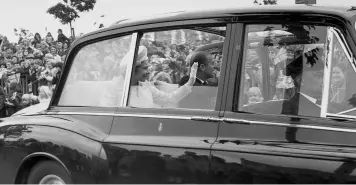  ?? ?? The Queen waves from a Phantom VI as the crowds celebrate her Silver Jubilee in 1977