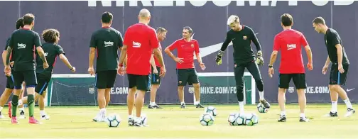  ??  ?? JURULATIH Barcelona, Ernesto Valverde menyertai sesi latihan bersama anak buahnya di kem latihan Joan Gamper, Barcelona pada Khamis. Gambar REUTERS